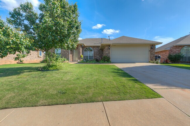 Building Photo - Edmond Schools + 4 bedrooms
