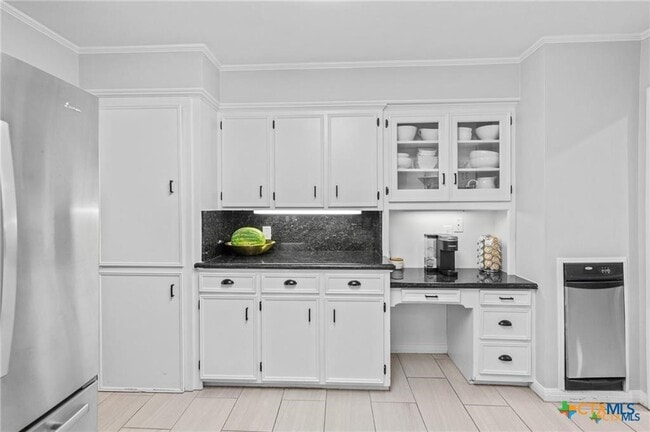 Building Photo - 6037 Country Club Dr