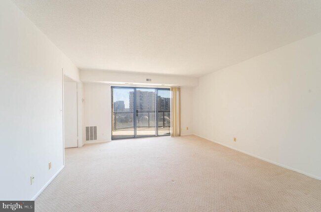 Building Photo - 8370 Greensboro Dr