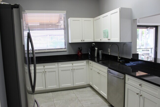 Building Photo - 3345 Lucerne Park Dr