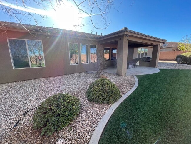 Building Photo - Beautiful Bridal Gate Estates - FIVE CAR GARAGE!!