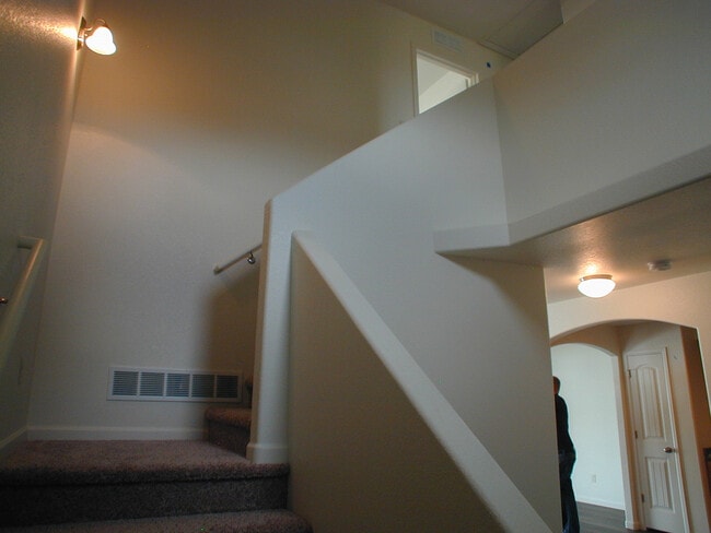 Building Photo - House For Lease