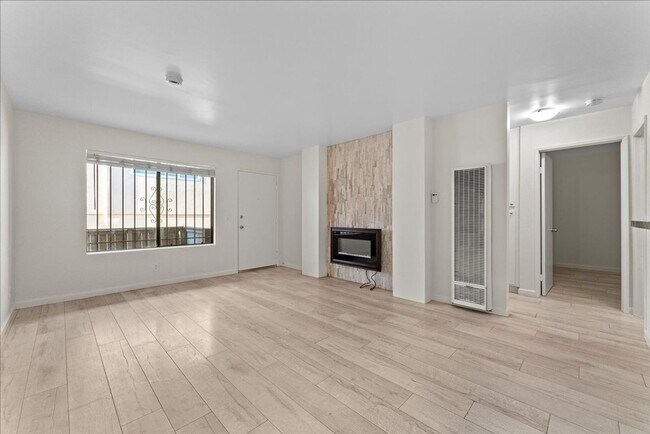 Primary Photo - 392 Coronado Ave