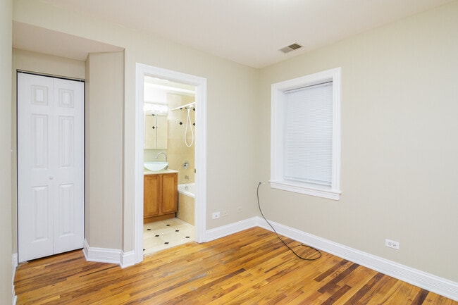 Building Photo - 1644 W Greenleaf Ave