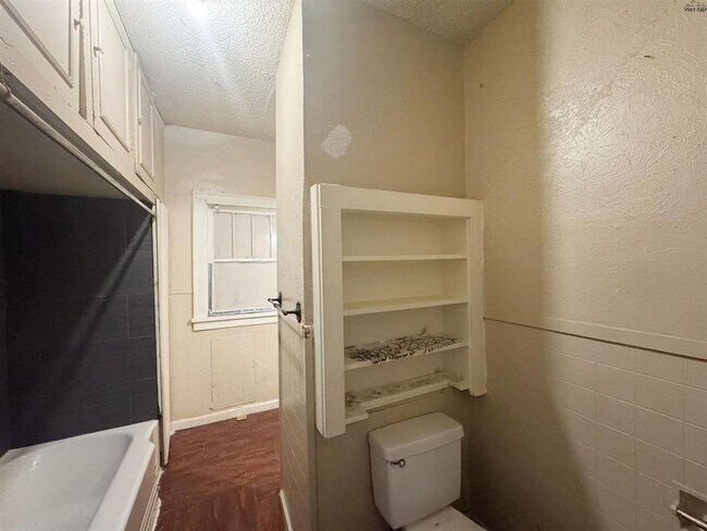 Building Photo - 1205 Austin St