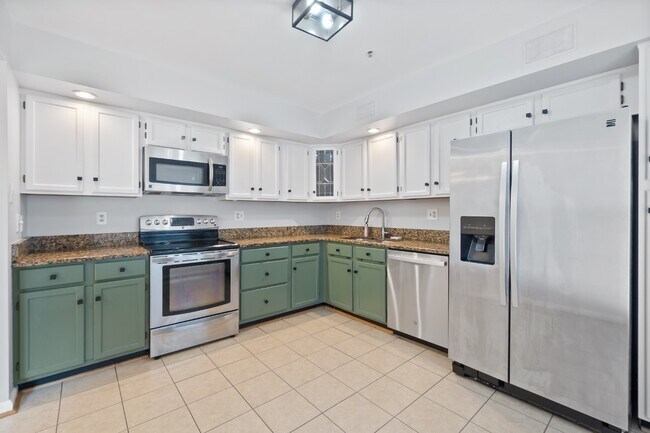 Building Photo - 9401 Rosmarin Way