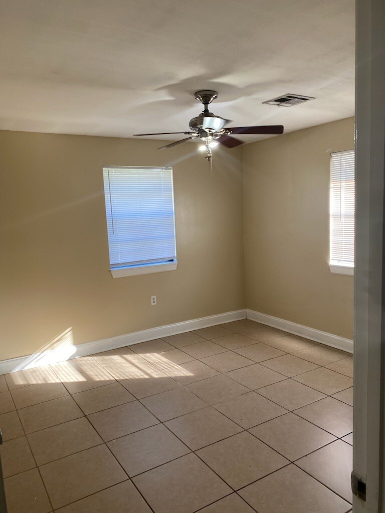 Building Photo - 8701 Dinkins St