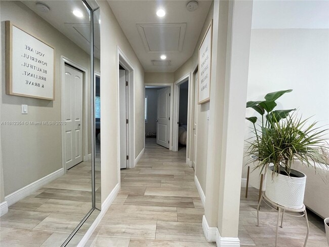 Building Photo - 557 De Leon Dr