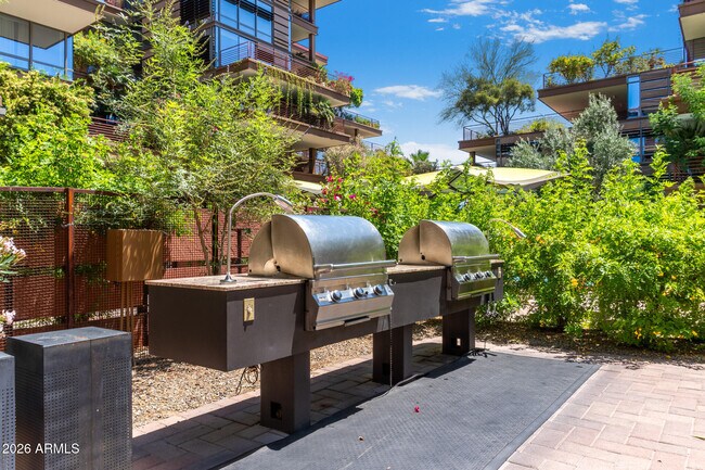 Building Photo - 7161 E Rancho Vista Dr