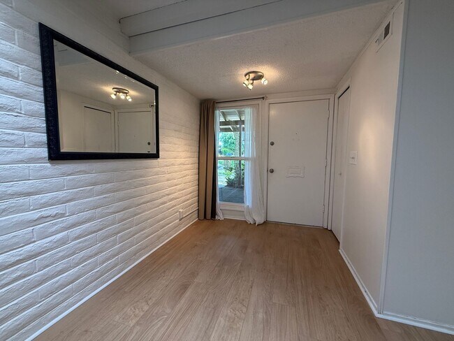 Building Photo - Large and bright condo in the Grossmont Vi...