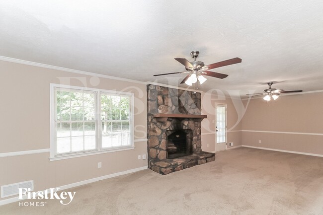 Building Photo - 2835 Twin Springs Dr