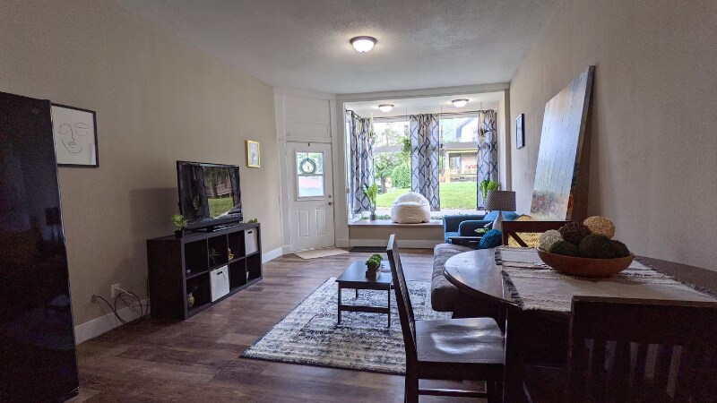 Building Photo - 902-904 W Locust St