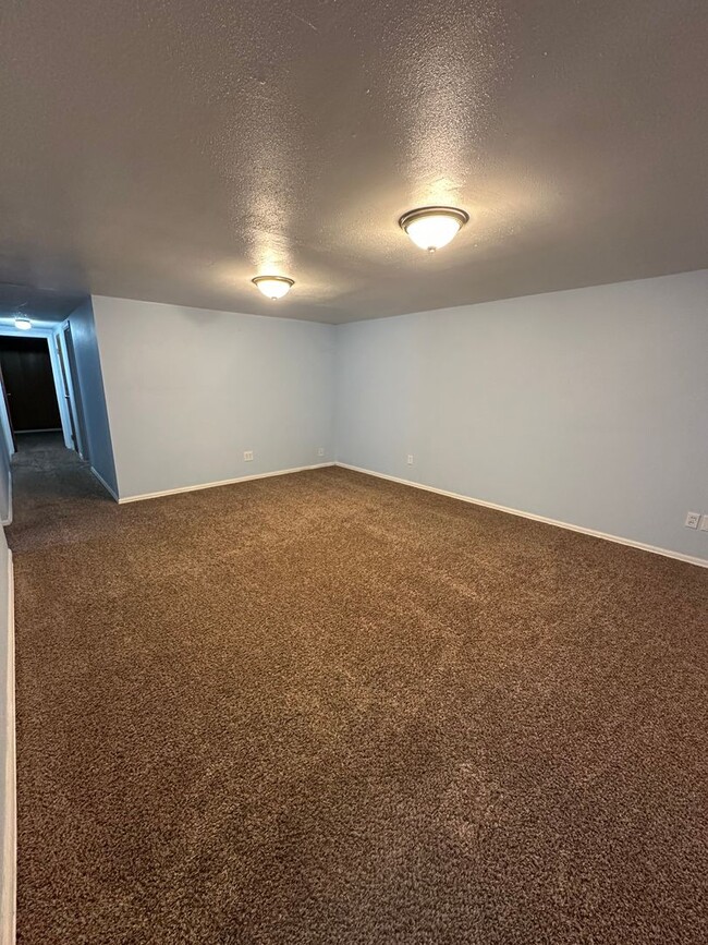 Building Photo - 3 BEDROOM, PLUS 2 BONUS ROOMS, 3 BATHROOM ...