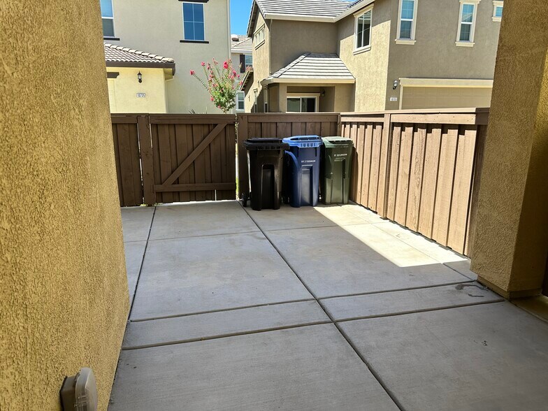 Patio pic 2 - 10725 Portico Cir