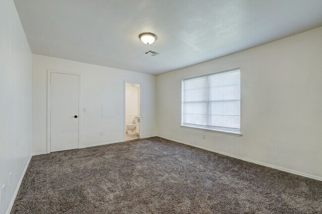 Building Photo - 3 bedroom 2.5 bath - NW Highway and Rockwell