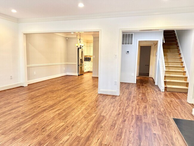 Building Photo - Sutton Place - 3 beds 2.5 baths!  Parking!...