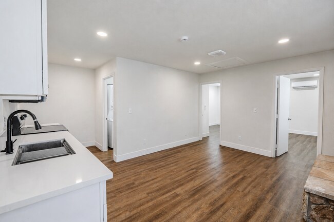 Building Photo - 8840 San Vicente Ave