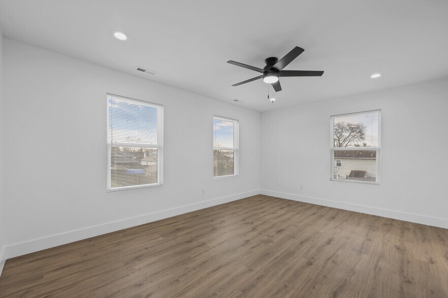 Building Photo - 214 E Morelia Ave