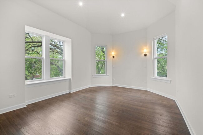 Building Photo - 1025 E 48th St
