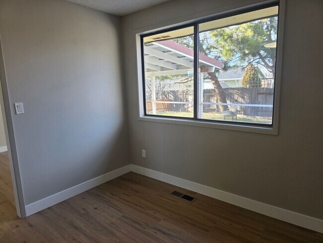 Building Photo - 3 bed / 2 bath