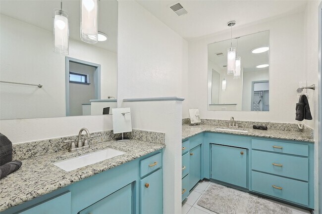 Building Photo - 7841 El Pensador Dr