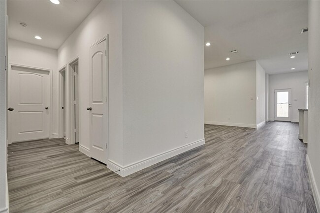 Building Photo - 981 Youth Water Rd