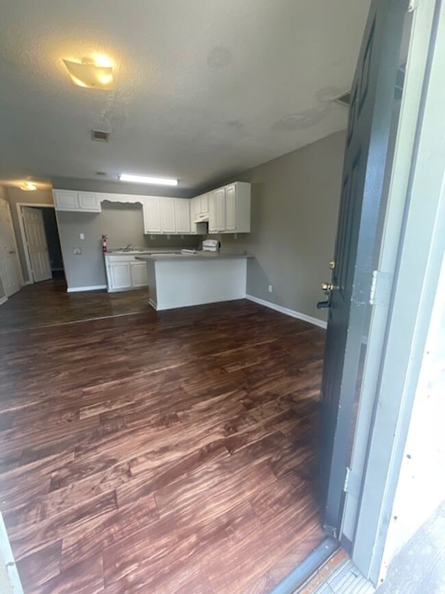 Building Photo - Renovated 3 Bedroom 2 Bath Home for Rent!