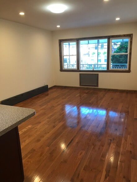 Building Photo - 405 W 263rd St