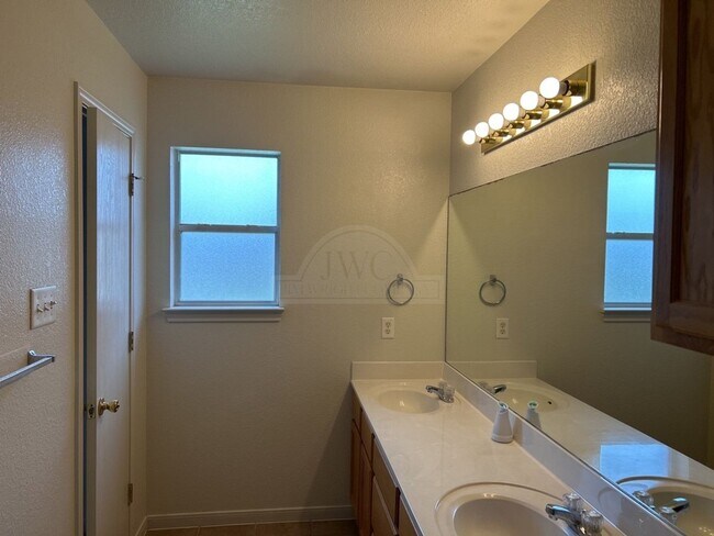 Building Photo - 2104 Schorn Dr