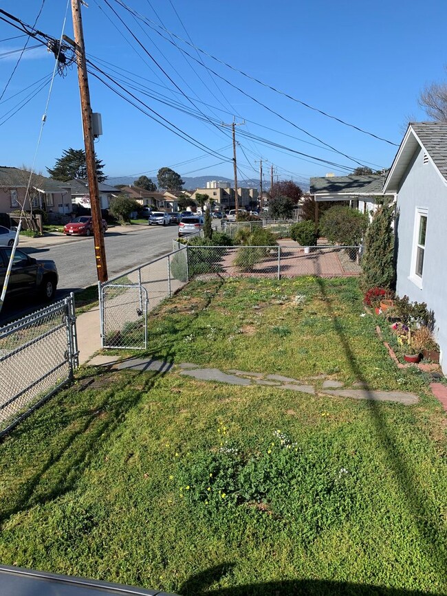 Building Photo - Two bedroom 1 bath