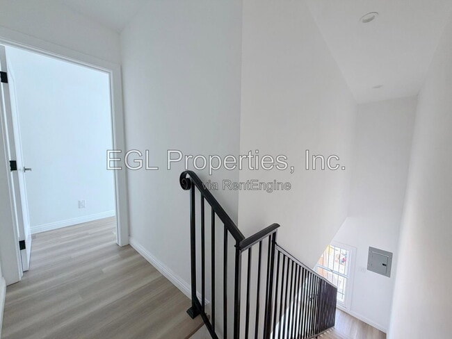 Building Photo - 848 S Detroit St