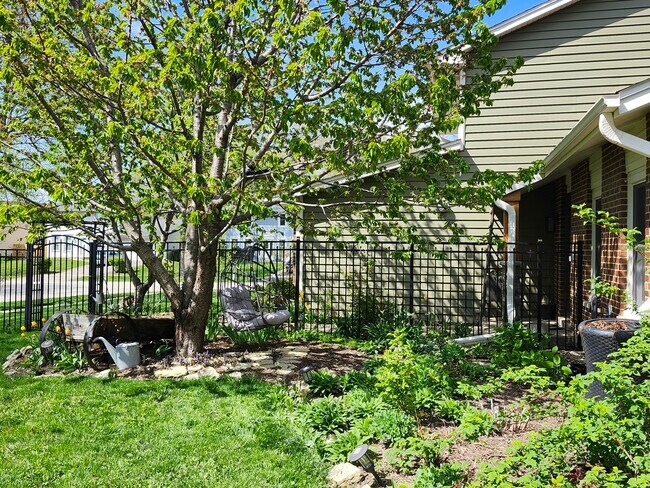 Building Photo - 301 Oakbrook Ct