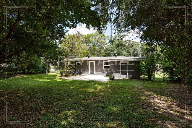 Building Photo - Charming 3-Bedroom Home with Unique Dual E...