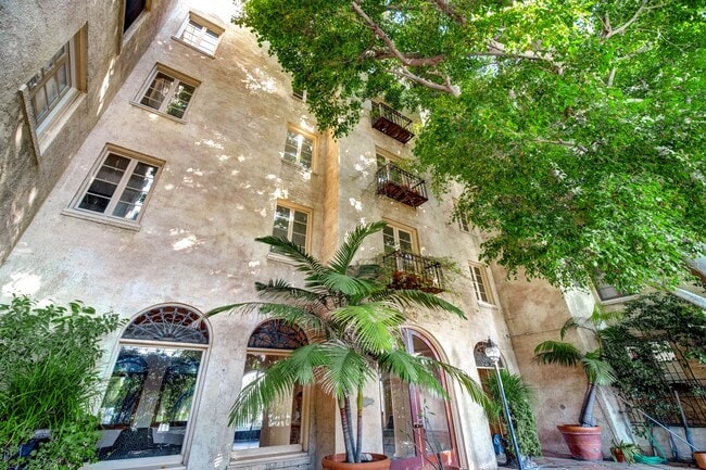 Building Photo - 109 N Sycamore Ave