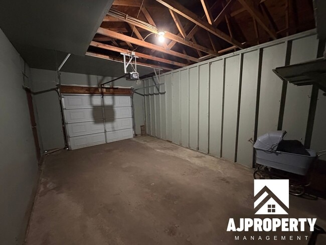 Building Photo - 4620 S Louise Ave