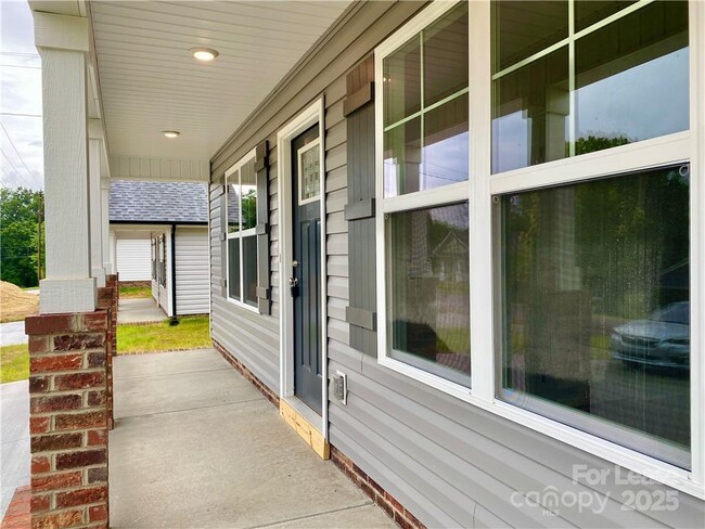 Building Photo - 610 Ben Ave