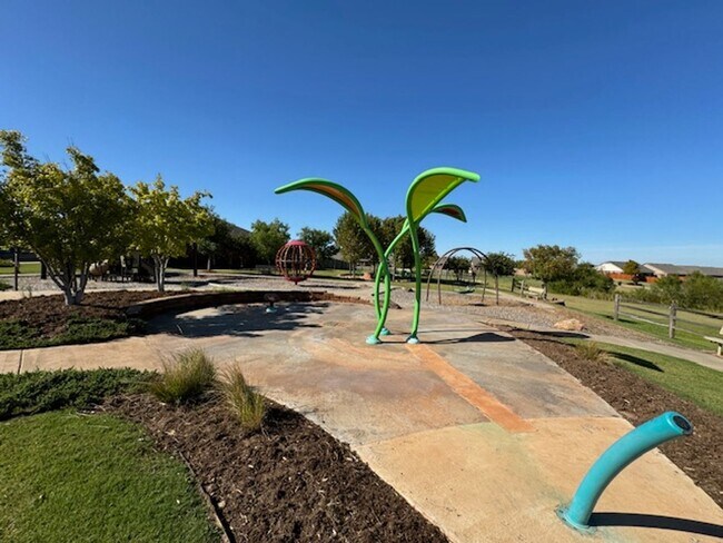 Building Photo - 3 bed 2 bath located in Norman, with neigh...