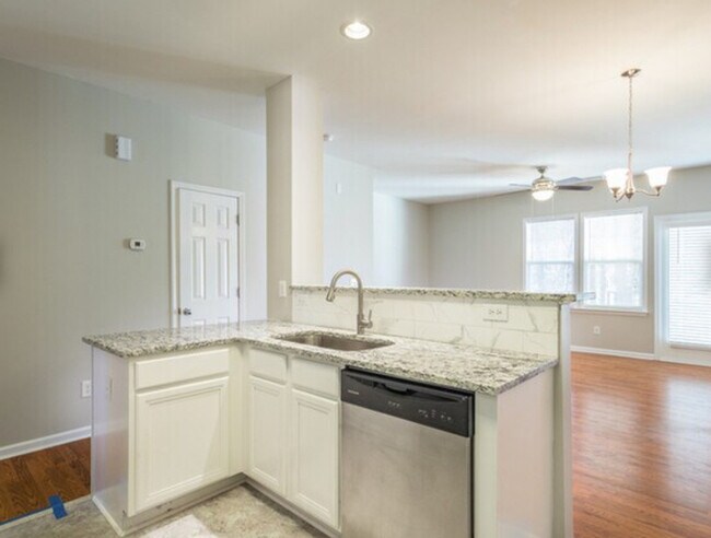 Building Photo - 511 Elm Ave