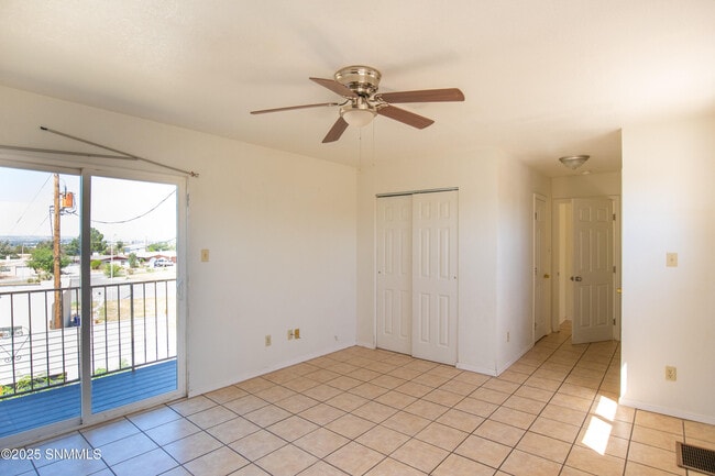 Building Photo - 1302 N Triviz Dr