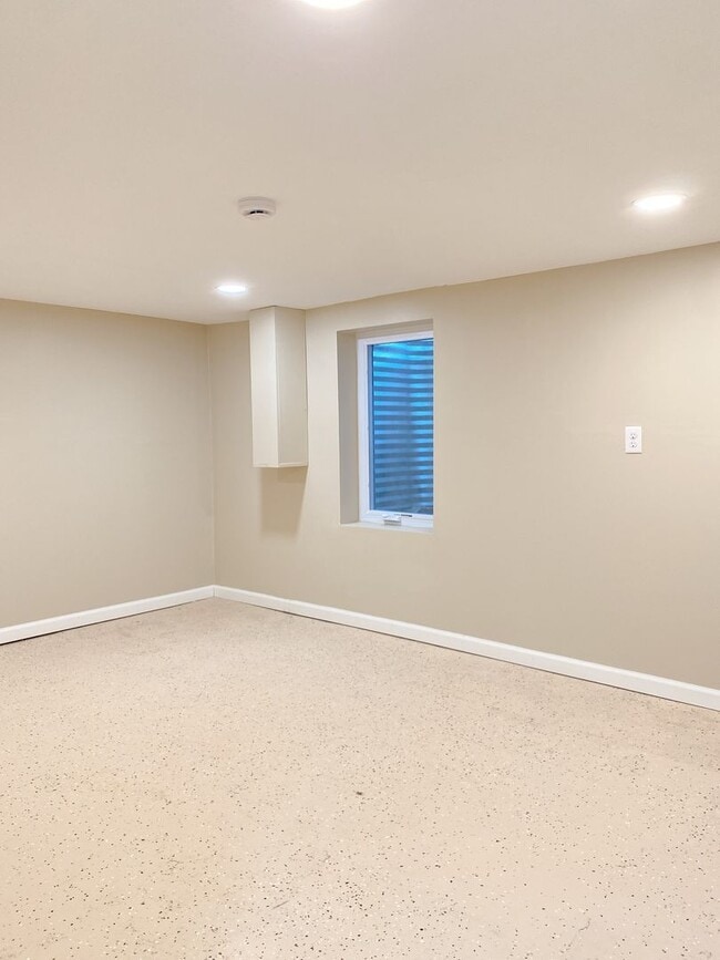 Building Photo - Beautifully updated 5 bed 2 bath house $2200