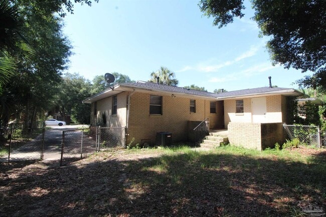 Building Photo - 642 Ditmar St