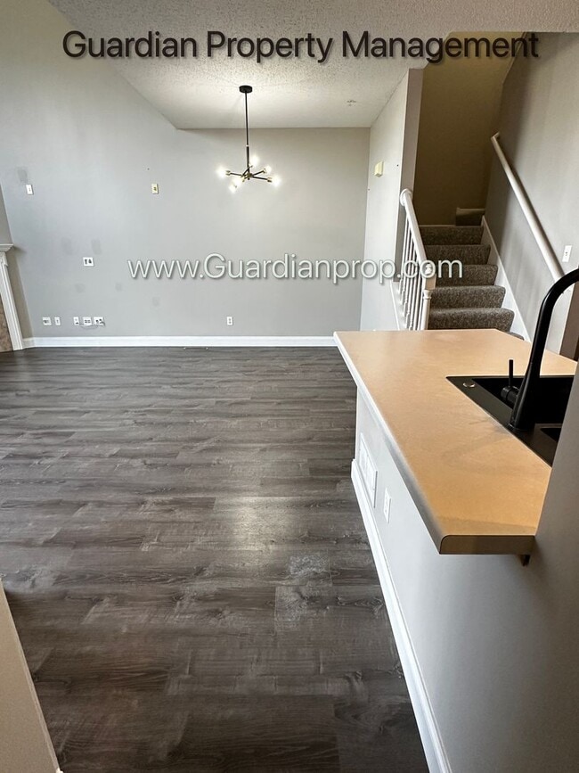 Building Photo - Maple Grove 2 Bedroom Town Home, 2 Car Gar...