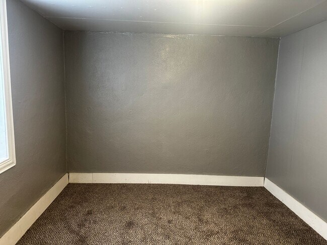 Building Photo - HALF OFF FEBRUARY: Adorable 4 Bedroom UTLITIES INCLUDED!