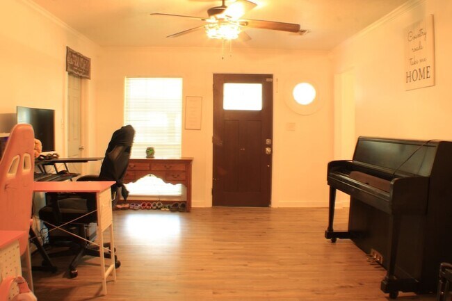 Building Photo - 506 Azalea St