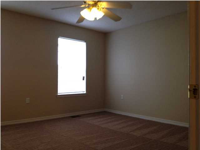 Building Photo - 980 Scenic Oak Ln