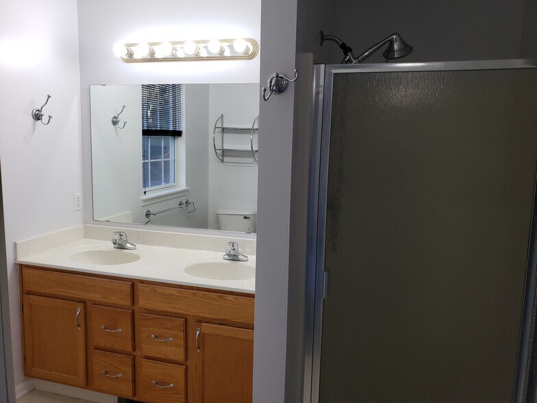 Building Photo - 3910 Old Elm Dr SE