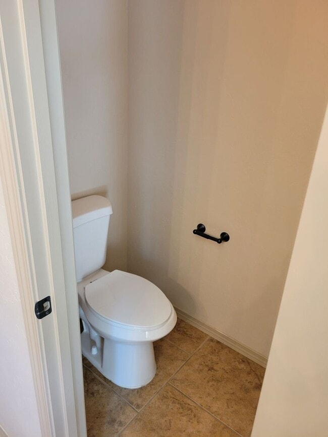 Building Photo - 3 Bedroom, 2 Bathroom Home!