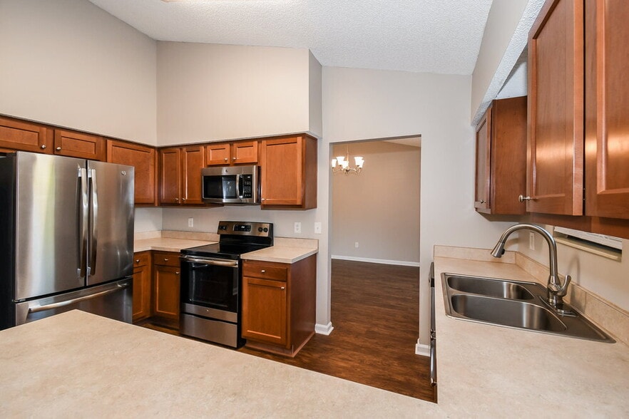 Building Photo - 1384 Rose Hill Dr E
