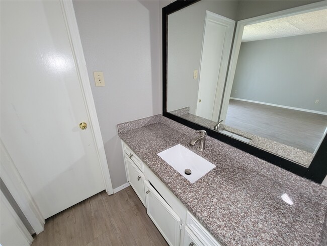 Building Photo - 13611 Ravensway Dr