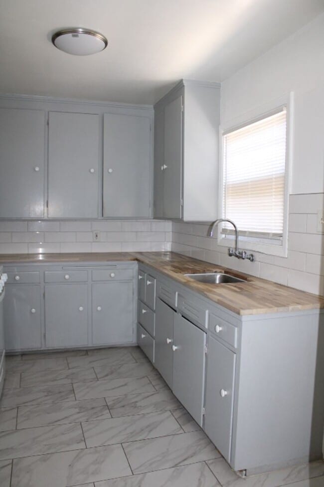 Building Photo - 400 33rd St